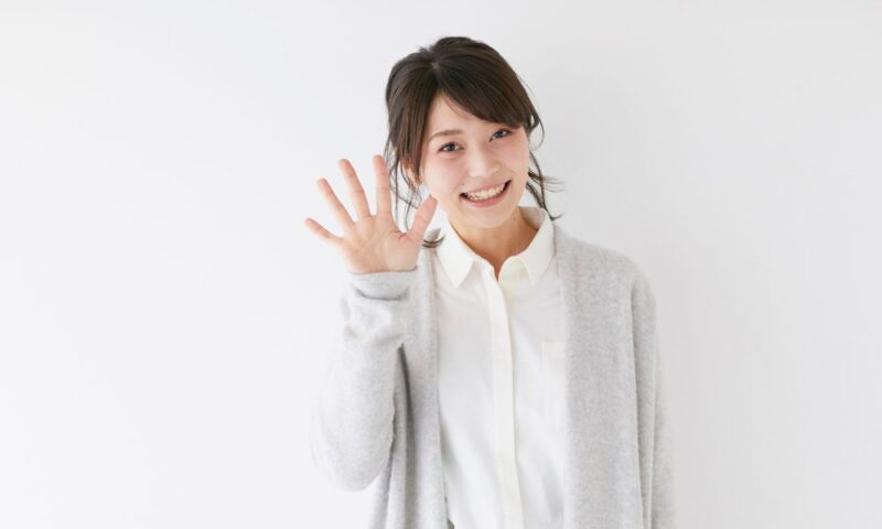 手を広げて５つを示している女性