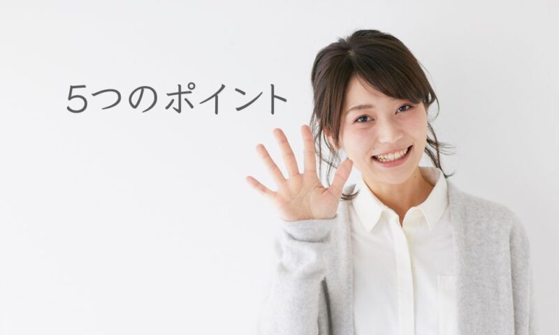 手で5つを表現する女性